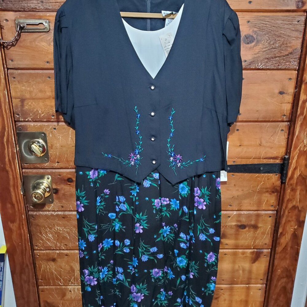 Woman's Plus Size Black Flower Dress - Picture 2 of 9